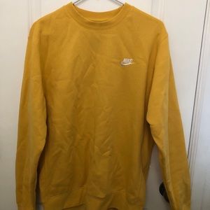 AMAZING NIKE CLUB MUSTARD CREW NECK SWEAT